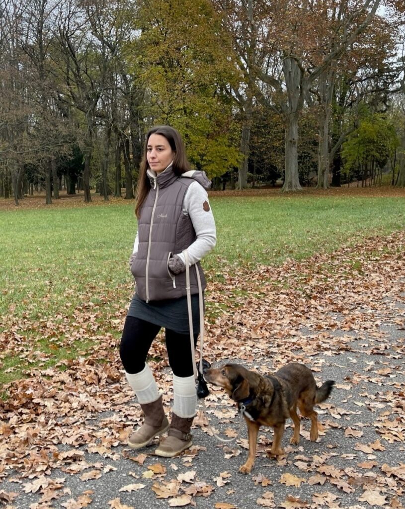 Ramona und ihr Hund Chucky gehen spazieren. Hund Chucky sieht zu Ramona auf.